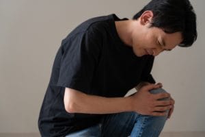 床からの立ち上がりで痛みが出る原因とは？