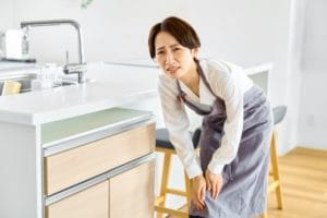 立ちっぱなしで膝が痛くなる原因とは？