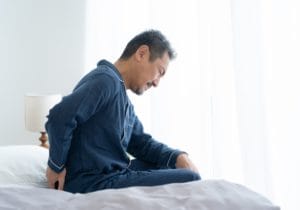 朝起きたとき腰が痛む理由とは？