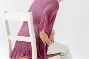 イスから立つとき股関節がつらくなる原因とは？