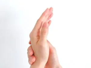親指の付け根が痛くなる原因とは？