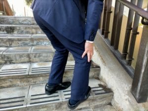 歩くと膝の外側が痛くなる原因とは？