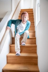 階段の上り下りで膝が痛い原因とは？